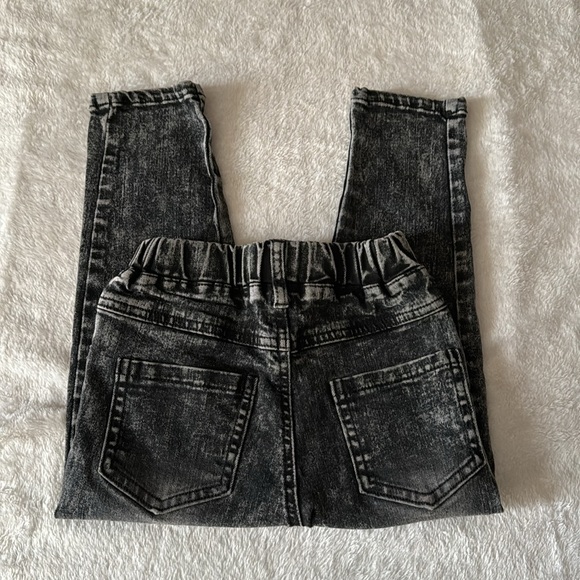 Pair of 2 Shein toddler jeans - Picture 5 of 13